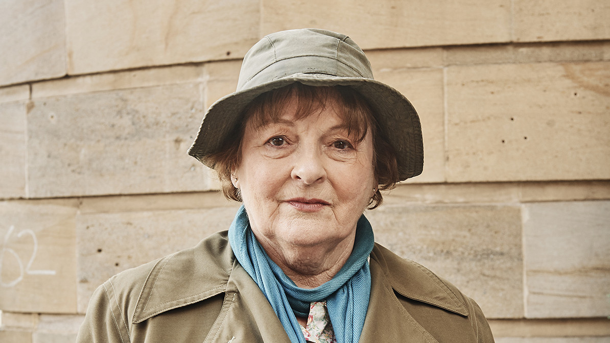 Brenda Blethyn posant dans la tenue de l'inspectrice-chef